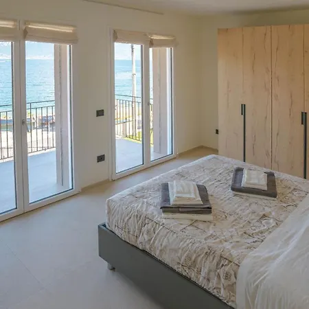 Benaco Apartment *