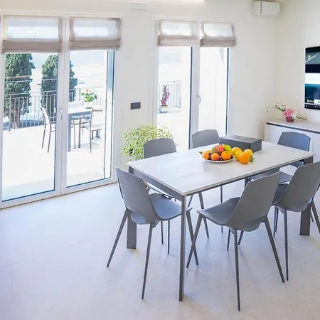Benaco Apartment *